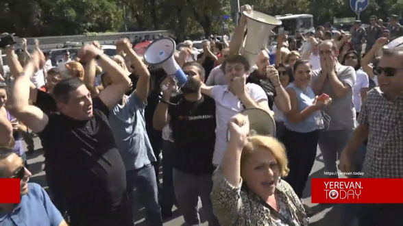 Ի՞նչ էր կատարվում ՍԴ բակում՝ Ռոբերտ Քոչարյանի դիմումի վերաբերյալ որոշման հրապարակումից հետո